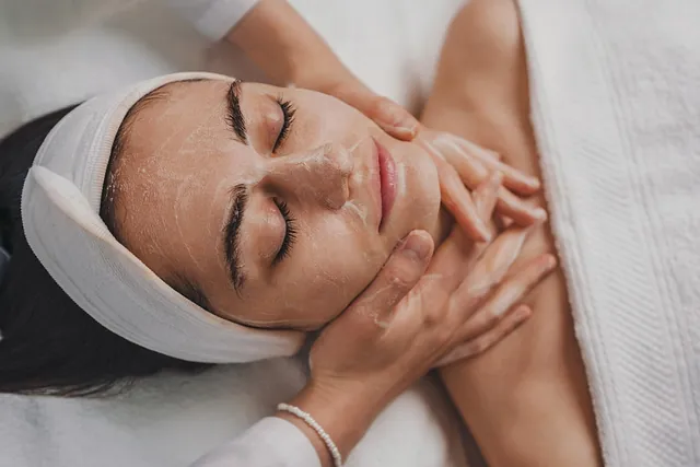 mujer relajada con ojos cerrados